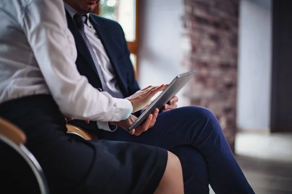 Affärskvinna håller en digital tablett. Beskuren. — Stockfoto