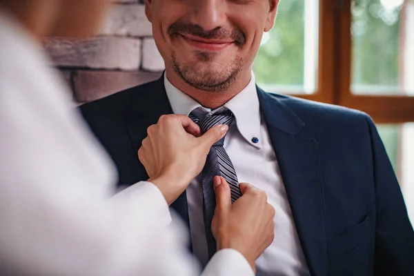 Mujer de negocios está coqueteando con un hombre de negocios — Foto de Stock