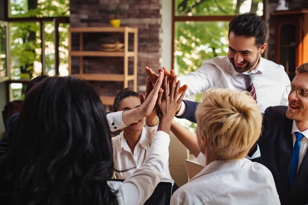 Geschäftsleute im Besprechungsraum am Tisch freuen sich über den unterzeichneten Vertrag — Stockfoto