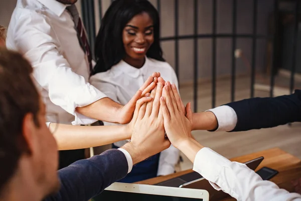 Mensen uit het bedrijfsleven slaan de handen in vieren van succes — Stockfoto