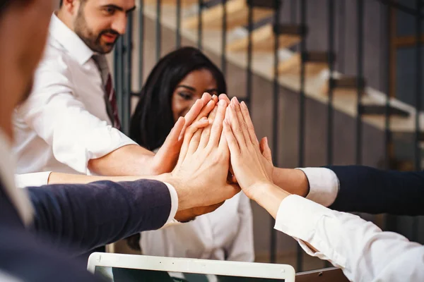 Geschäftsleute im Besprechungsraum am Tisch freuen sich über den unterzeichneten Vertrag — Stockfoto