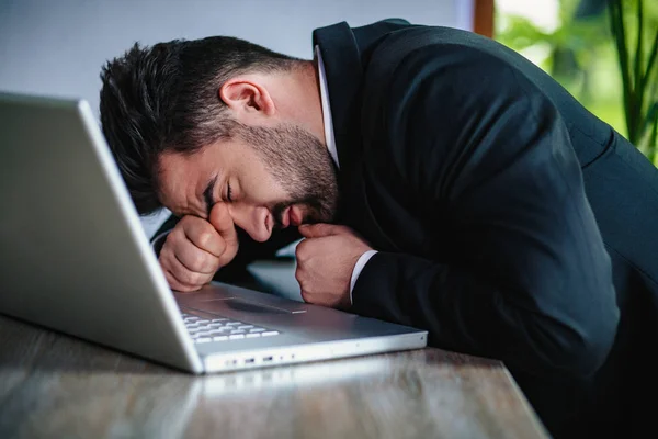 Hombre de negocios feliz trabajando en un proyecto empresarial — Foto de Stock