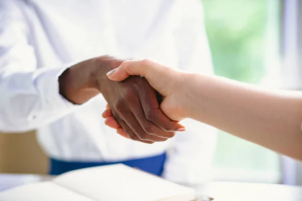 Due donne d'affari si stringono la mano. Da vicino. . — Foto Stock