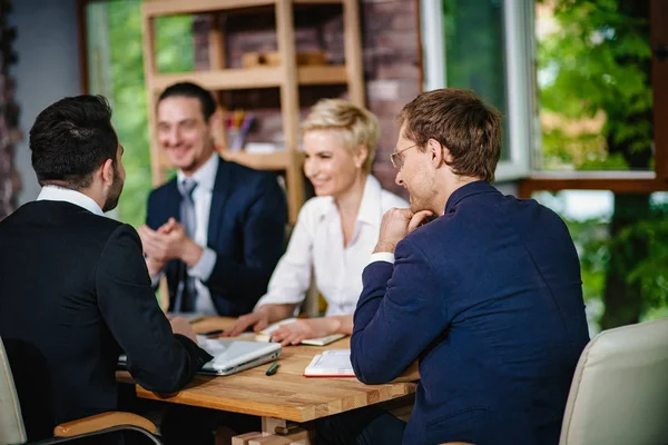 Umtriebige Kollegen bei Besprechungen. Selektiver Fokus auf Geschäftsleute — Stockfoto