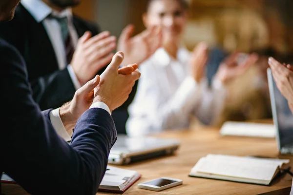 Empresários estão batendo palmas em uma reunião — Fotografia de Stock