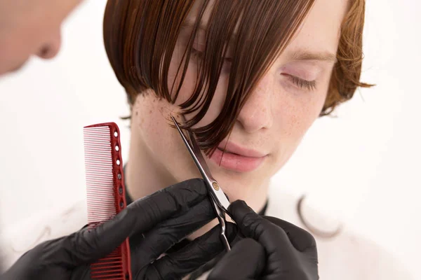 Primer plano de la cara de los hombres cuando su pelo rojo se está cortando — Foto de Stock