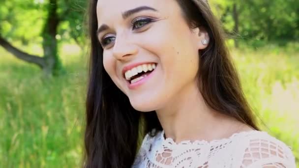 Bruna con un sorriso attraente in uno stile romantico in giardino . — Video Stock