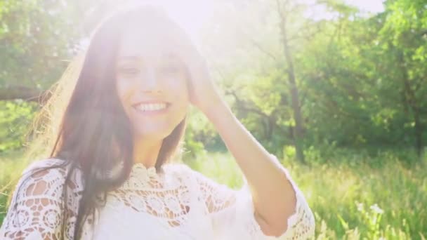 Brunette met een aantrekkelijke glimlach in een romantische stijl in de tuin. — Stockvideo