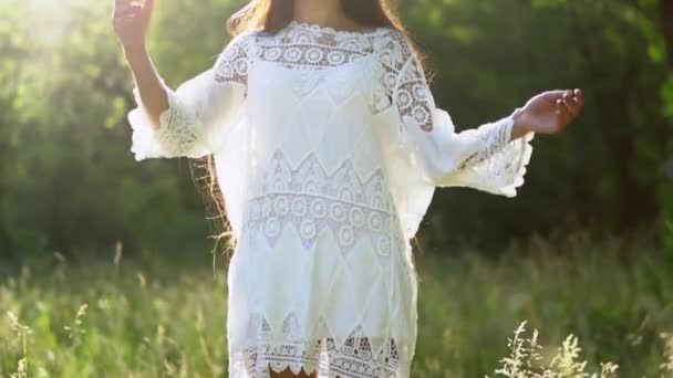 Ragazza carina con lunghe passeggiate di capelli in giardino . — Video Stock