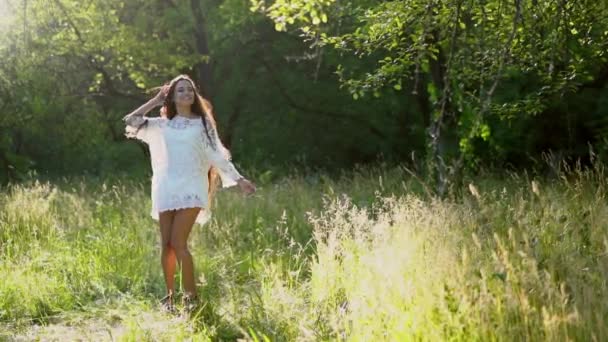 Linda chica con largos paseos en el jardín . — Vídeos de Stock