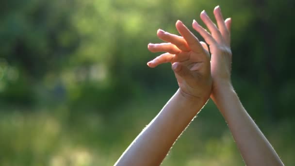 Close-up van vrouwelijke opgeheven hand bewegen in de lucht — Stockvideo