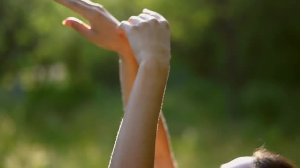 Крупним планом жіноча піднята рука рухається в повітрі — стокове відео