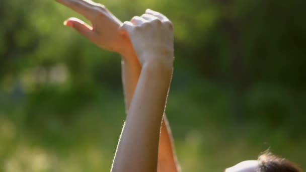 Close-up van vrouwelijke opgeheven hand bewegen in de lucht — Stockvideo