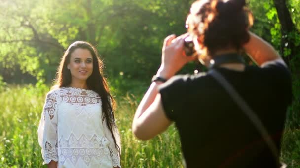 Belle fille pose pour le photographe dans le parc — Video