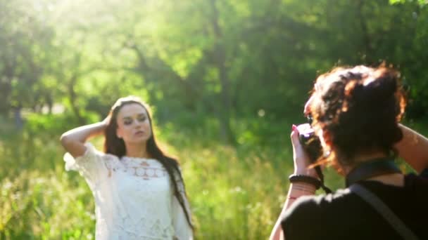 Carino bruna ragazza è fotografato in il giardino in sunny tempo . — Video Stock