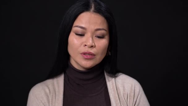 Güzel Esmer Model Siyah Bir Arka Plan Üzerinde Dar Gözlü — Stok video