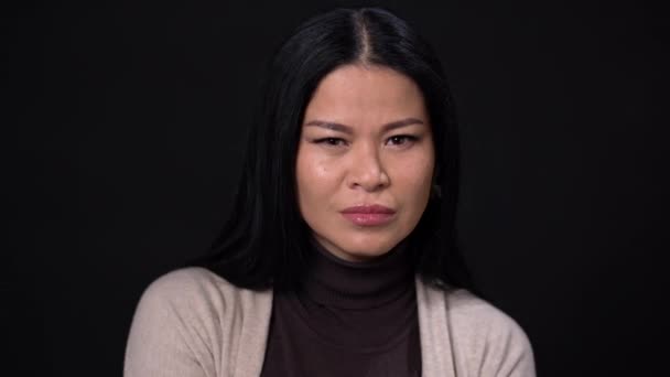 Портрет женщины, испытывающей отвращение — стоковое видео