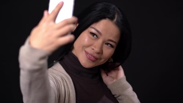 검은 바탕에 selfie 하 고 아시아 — 비디오