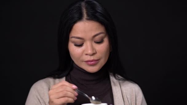 Morena mujer bebiendo café con una taza blanca . — Vídeos de Stock