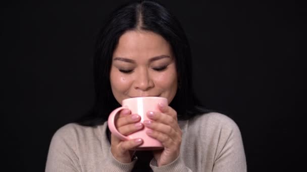 Portret Van Charmante Aziatische Vrouw Drinken Uit Koffiemok Aantrekkelijke Vrouw — Stockvideo