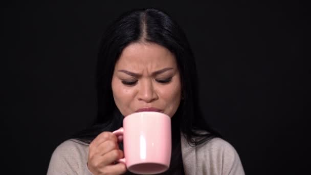 Härlig asiatisk ogillar smaken av kaffe — Stockvideo