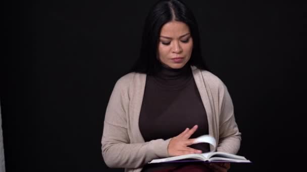 Asiatische Frau beginnt, die Seiten von ihrem Notizbuch zu reißen. — Stockvideo
