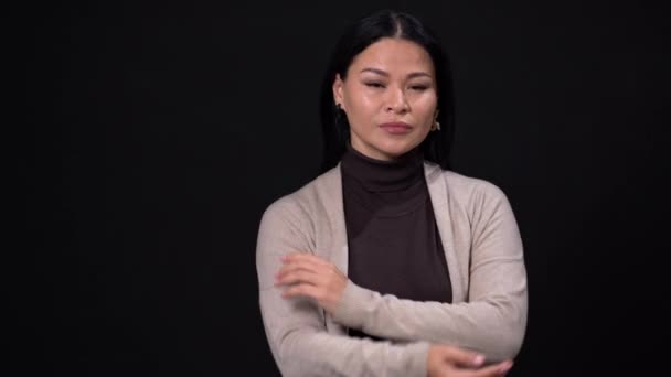 Portret van een mooie Aziatische vrouw met haar armen gekruist — Stockvideo