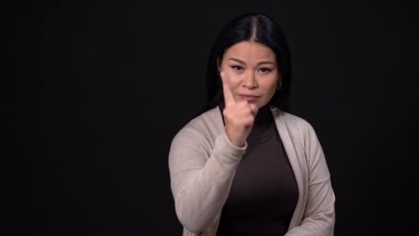 Неймовірна жінка тримає палець . — стокове відео