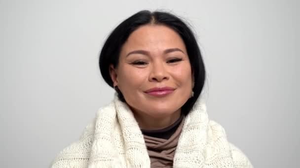 Portret van Aziatische vrouw gehuld in witte sjaal — Stockvideo
