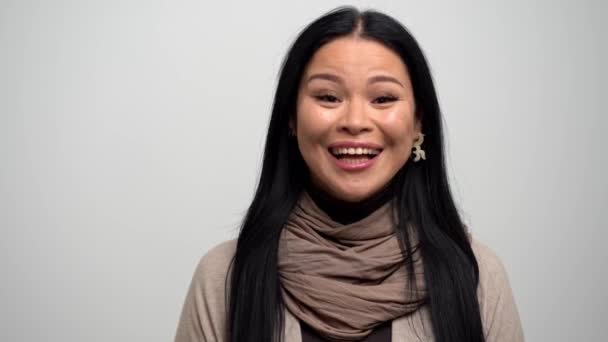 Retrato de una mujer asiática alegre mostrando su felicidad — Vídeos de Stock