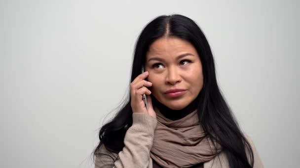 Enojado mujer asiática gritando en su teléfono — Vídeos de Stock