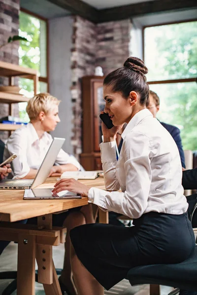 Framgångsrikt team på jobbet. Gruppen av unga företagare — Stockfoto