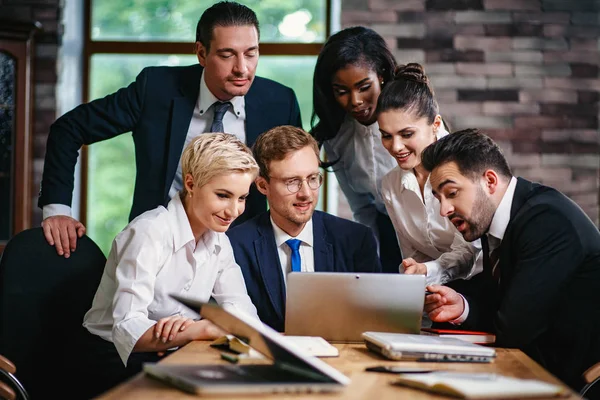 Travail d'équipe remue-méninges au bureau sur un nouveau projet — Photo