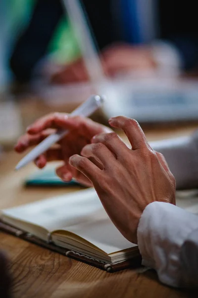 Trabalho em equipe brainstorming no escritório em novo projeto — Fotografia de Stock