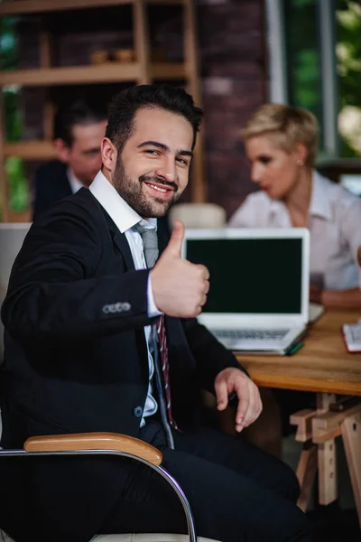 Masculino escritório trabalhador mostrando polegar até no escritório — Fotografia de Stock