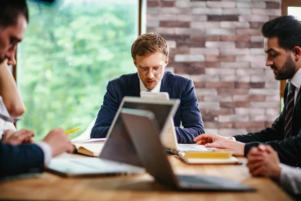 Reunión del equipo empresarial en una moderna oficina de planta abierta — Foto de Stock