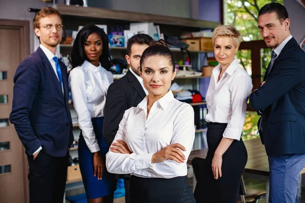 Equipe de negócios bem sucedida no escritório — Fotografia de Stock