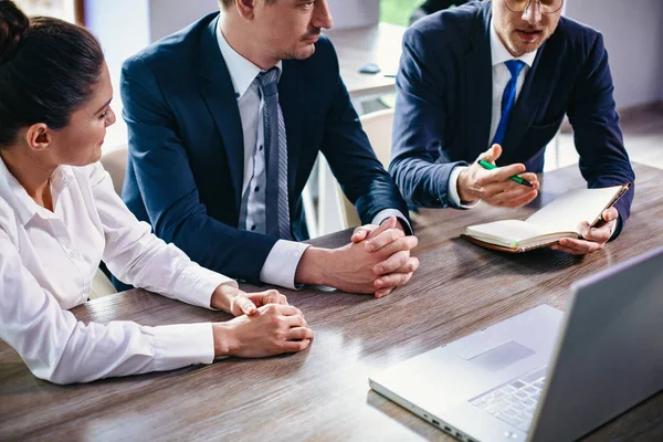 Trabalho em equipe brainstorming no escritório em novo projeto — Fotografia de Stock