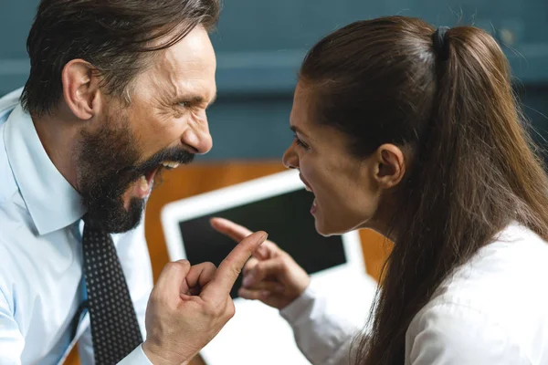 Colegas de negócios discutem e gritam uns com os outros — Fotografia de Stock