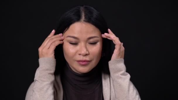 Koyu arka plan üzerinde düşünme Asya iş kadını — Stok video