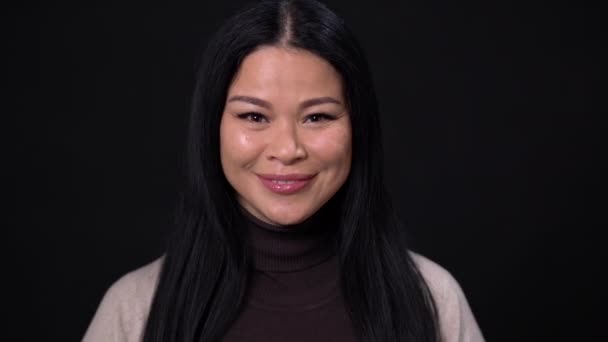 Sonriente asiático mujer de negocios en oscuro fondo — Vídeo de stock