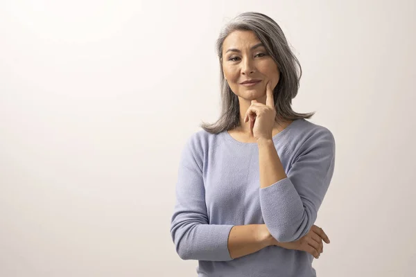 Aspecto femenino mongol pensativo sobre un fondo blanco . — Foto de Stock