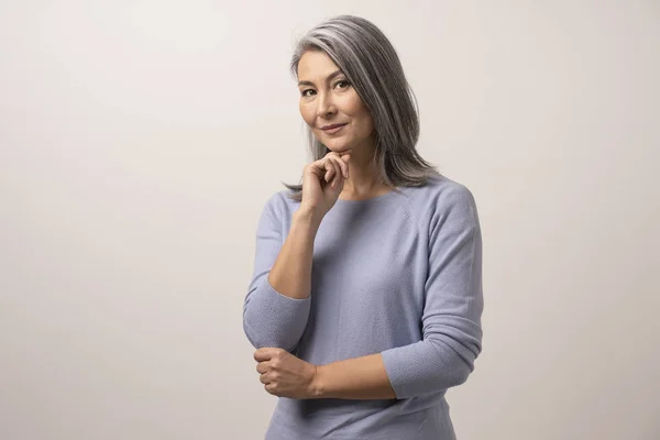 Elegante mujer adulta de nacionalidad mongoliana sobre un fondo blanco . —  Fotos de Stock