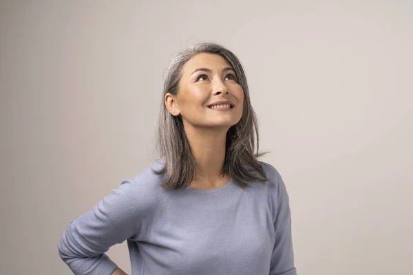 Encantadora mujer asiática sonríe sobre fondo blanco —  Fotos de Stock