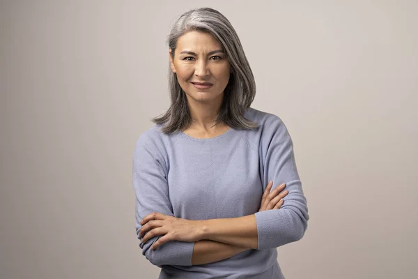 Asiática senior mujer con brazos cruzados muestra dissproval — Foto de Stock