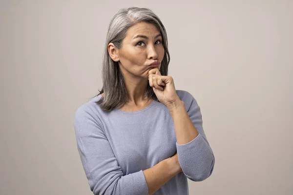灰色の背景に灰色の髪を持つ大人モンゴル女性. — ストック写真