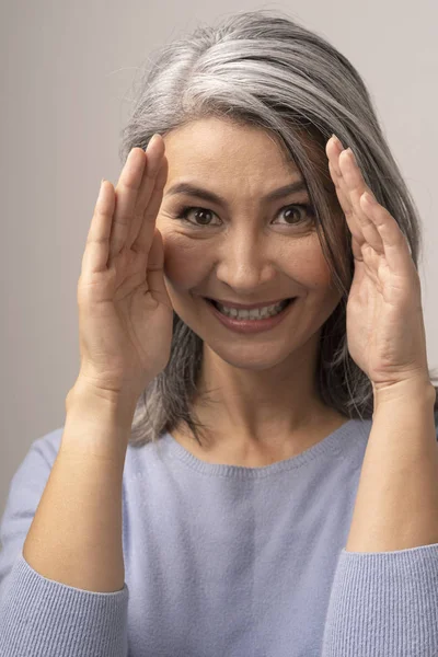 Mulher Mongol Adulto Sorrindo com Cabelo Cinza . — Fotografia de Stock