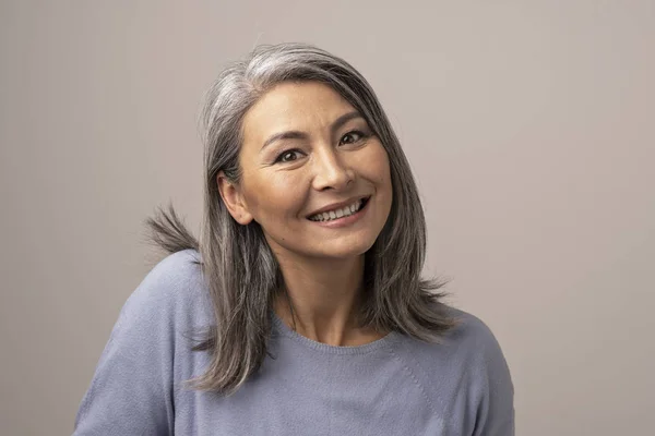 Bájos ázsiai érett nő mosolyog kamera — Stock Fotó