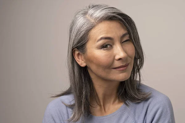 Kamera şirin Asyalı Olgun kadın gülümsüyor — Stok fotoğraf