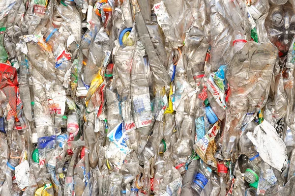 Botellas de plástico en forma extruida en una planta de procesamiento de materias primas . —  Fotos de Stock